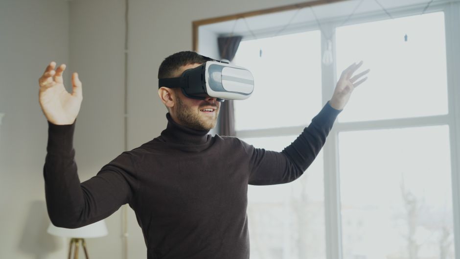 Muškarac koristi VR naočale